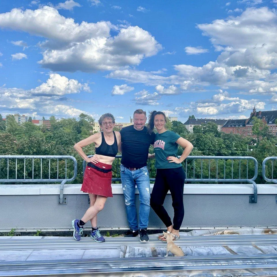 v.l.n.r. Johanna Weber, Kolja Nolte und Dr. Eve, die Leitung des Atrium