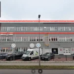 Das Atrium von der Wilhelm-Kabus-Str. aus gesehen.